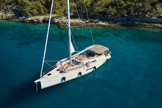 Sailboat Charter Space Onboard